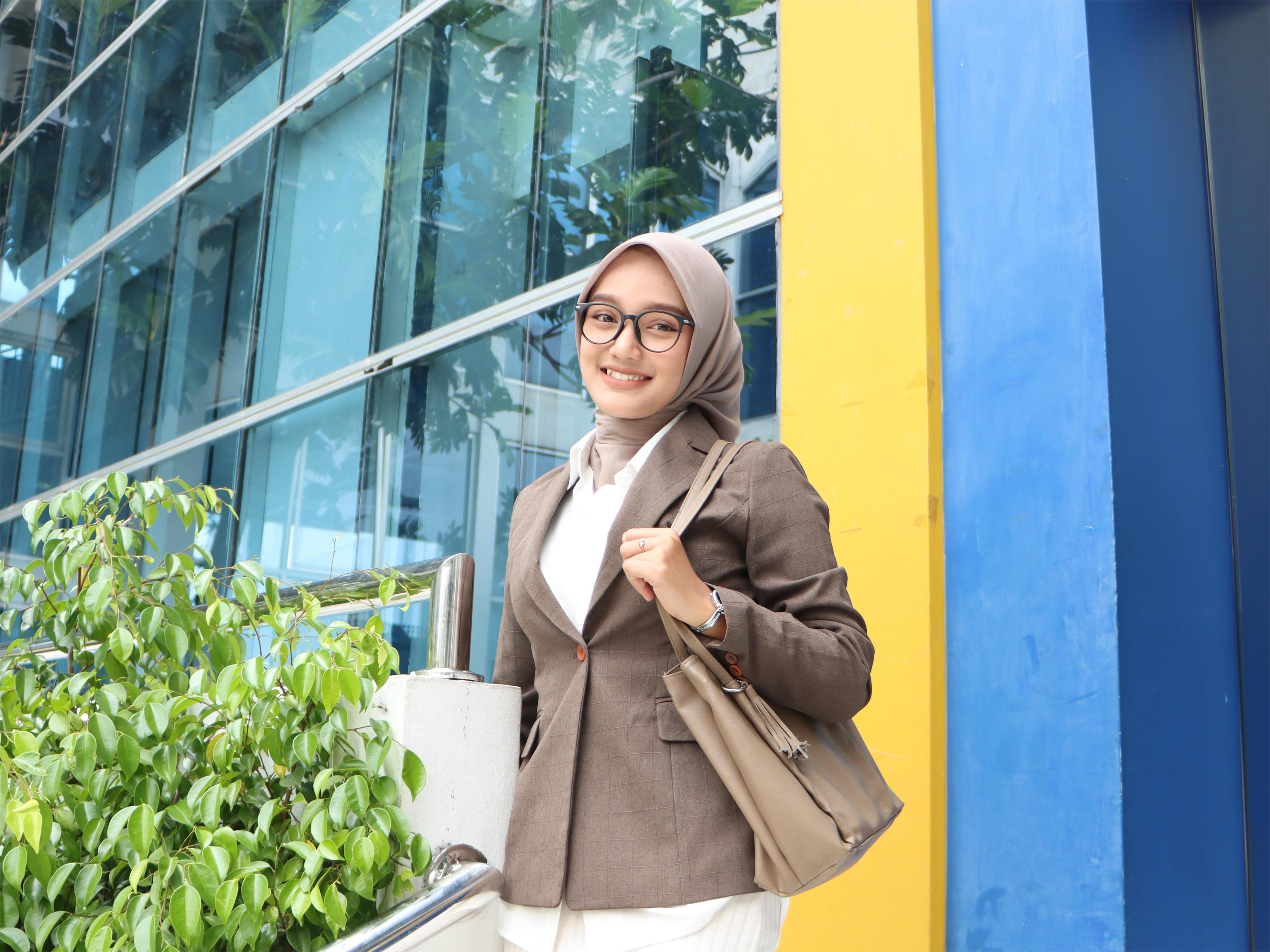 Kenapa Gelar S1 Masih Dibutuhkan untuk Naik Jabatan di Perusahaan?