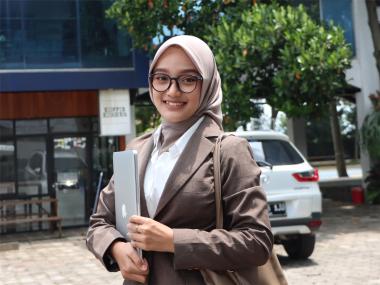 Apakah Hanya Lulusan Kuliah yang Bisa Mendapat Pekerjaan Bergengsi?